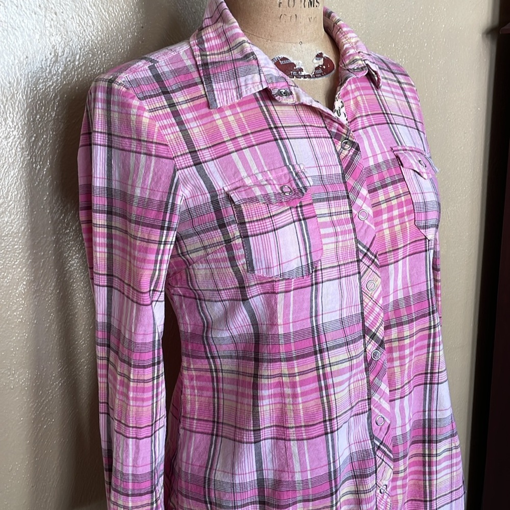 L.E.I junior girls pink plaid western style shirt w/snap front & floral contrast